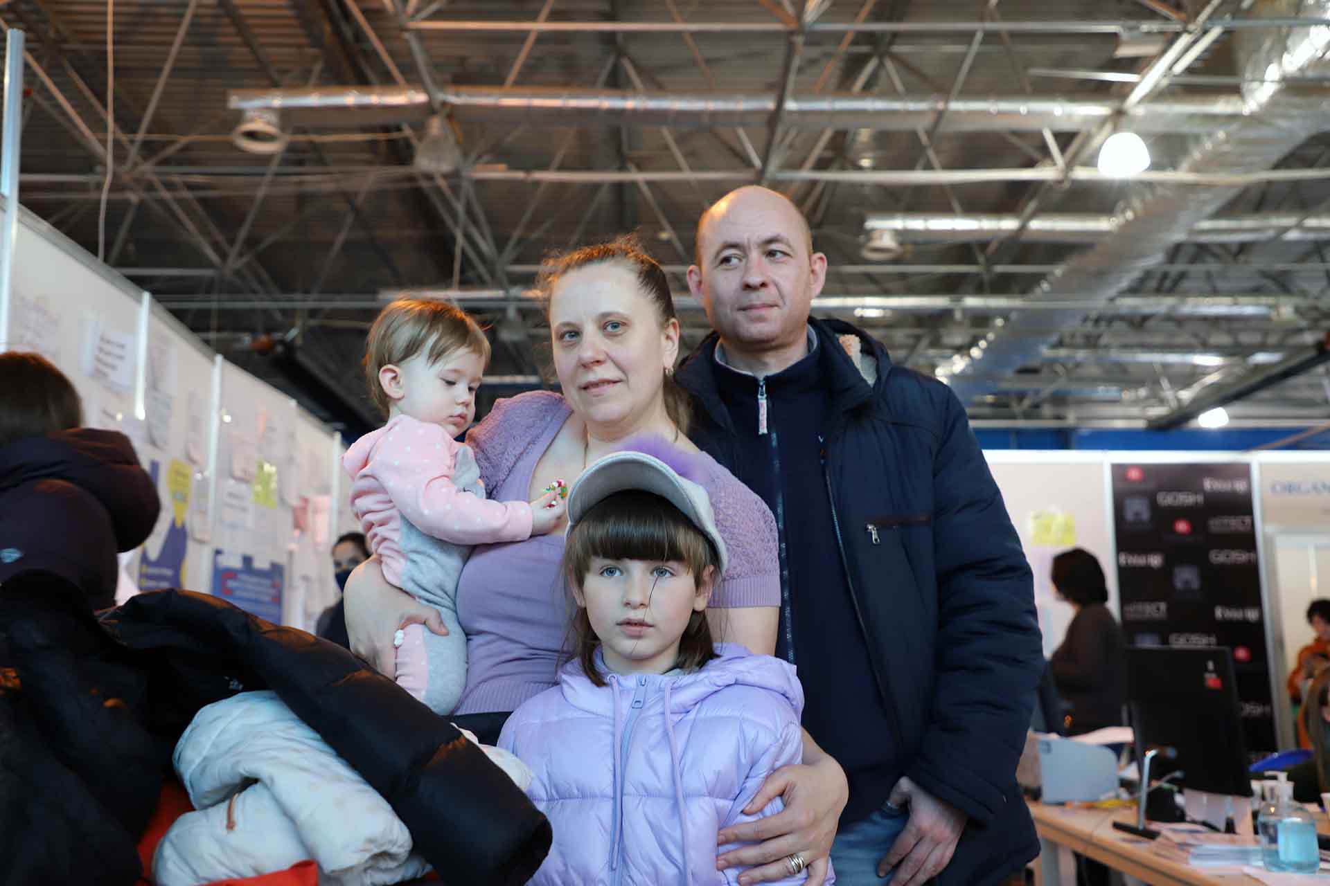 La hija de Igna Nicolaev junto a la familia de Ruslan Masnic contentos de reencontrarse en MoldExpo, en Chisináu (Moldavia) después de haber huido de la guerra  / Foto: FFM - EA