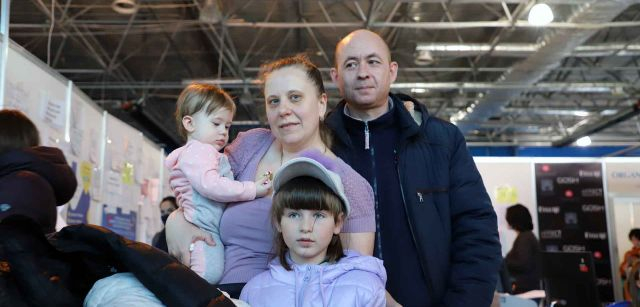 La hija de Igna Nicolaev junto a la familia de Ruslan Masnic contentos de reencontrarse en MoldExpo, en Chisináu (Moldavia) después de haber huido de la guerra  / Foto: FFM - EA