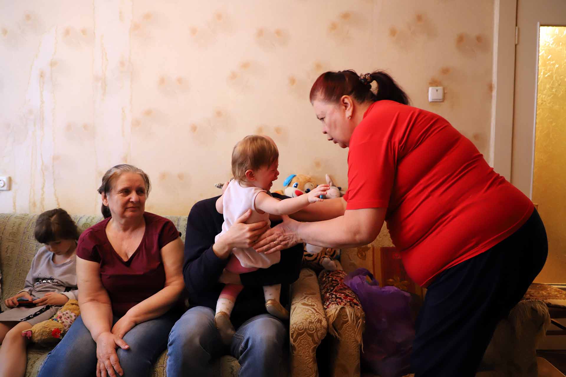 Maria Masnic, la “Mama Masha” en su casa junto a su nieta y su hijo Ruslan, en Chisináu (Moldavia) / Foto: FFM - EA