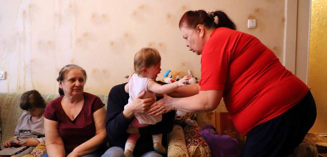 Maria Masnic, la “Mama Masha” en su casa junto a su nieta y su hijo Ruslan, en Chisináu (Moldavia) / Foto: FFM - EA