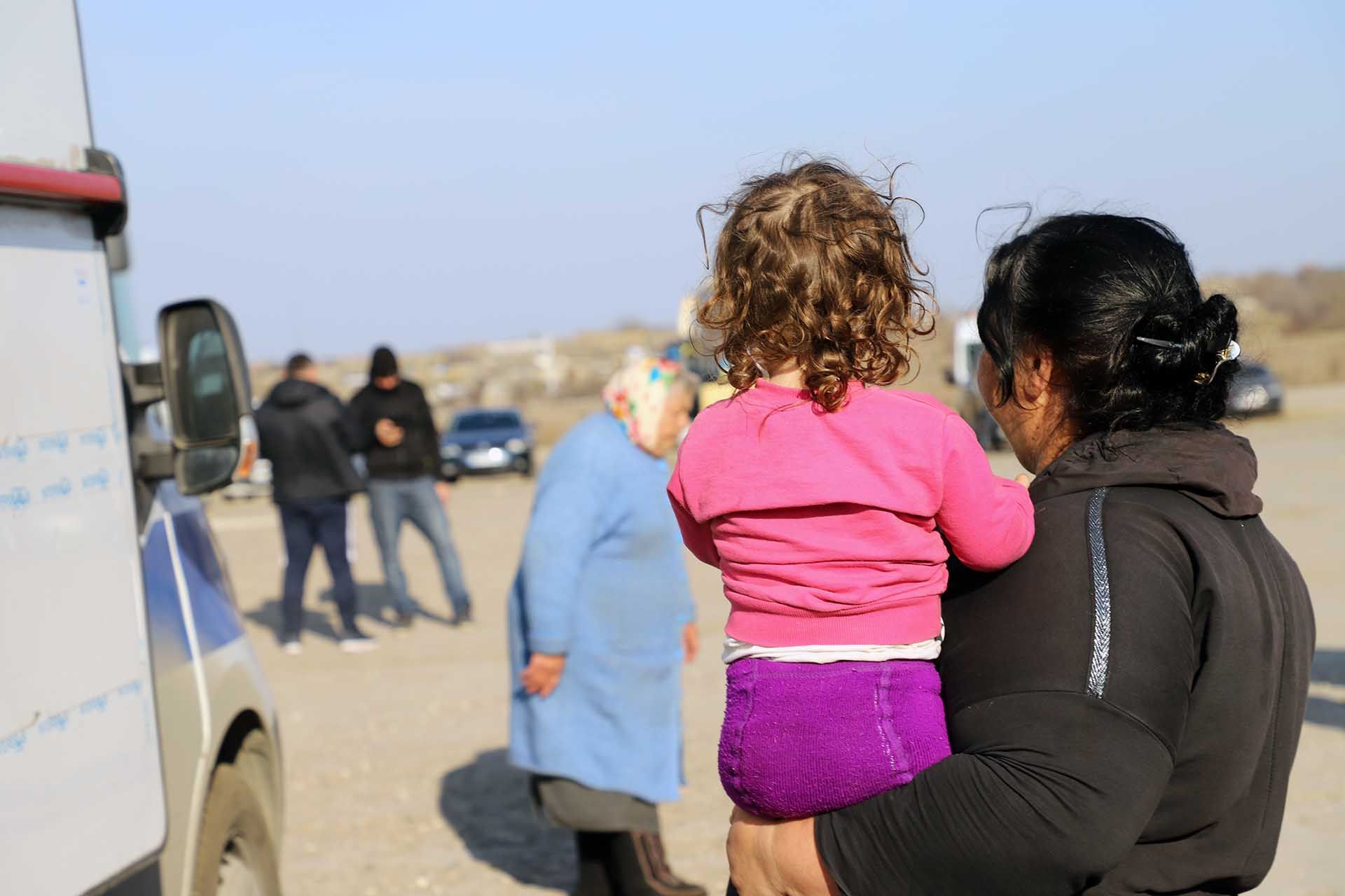 Una mujer refugiada sostienen a una niña que también lo es, en Palanca (Moldavia) / Foto: FFM - EA