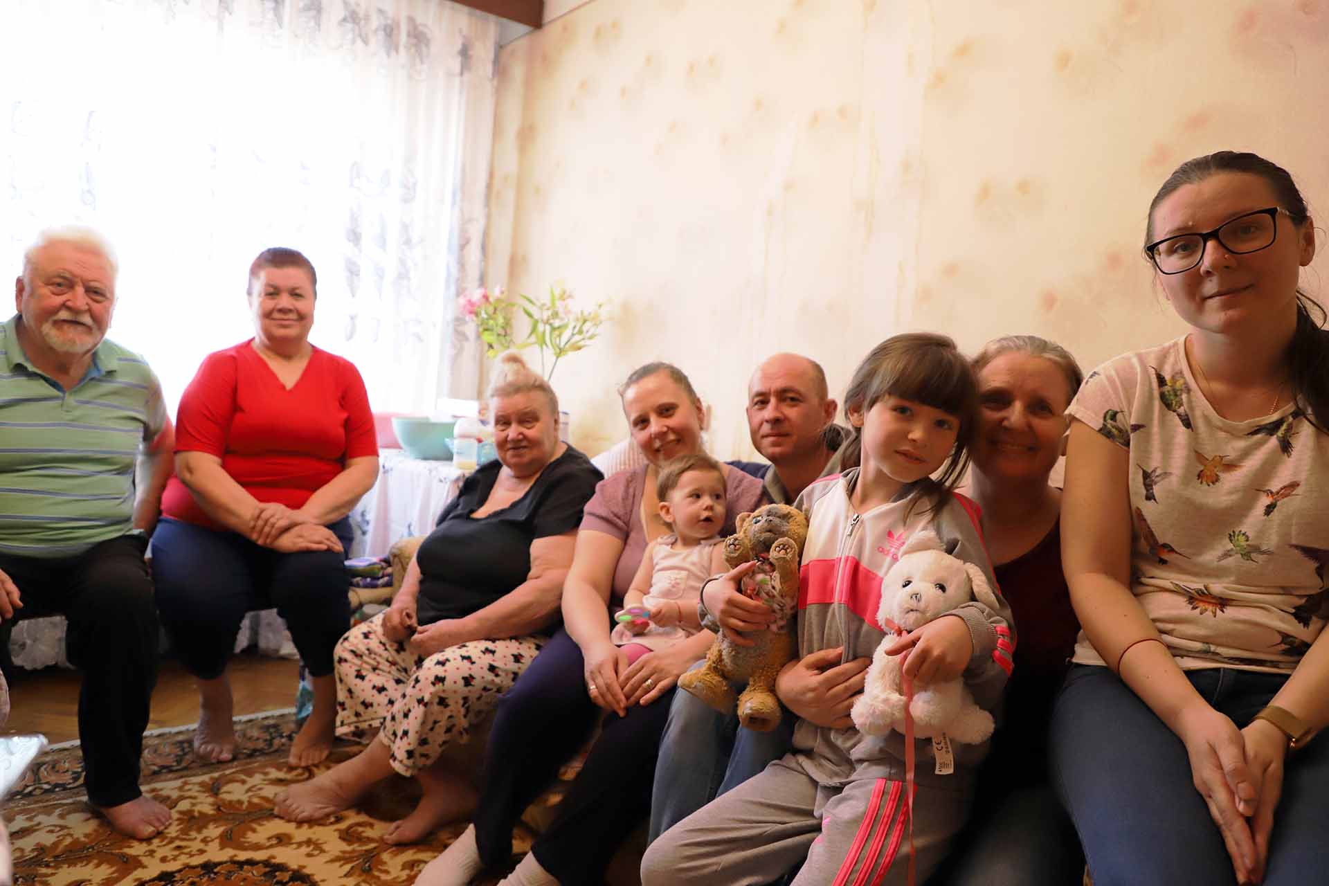 La familia de Ruslan Masnic (varón del centro) junto con su familia a la izquierda y una amiga de su mujer en Chisináu (Moldavia) / Foto: FFM - EA