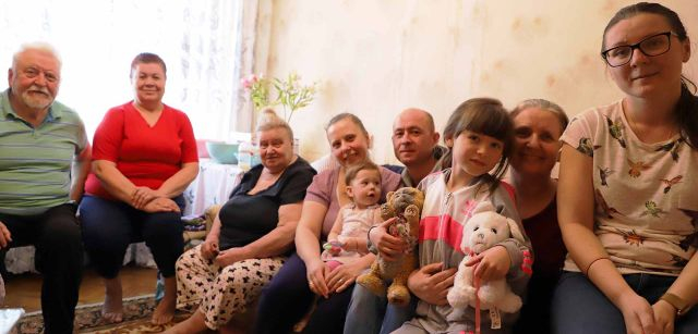La familia de Ruslan Masnic (varón del centro) junto con su familia a la izquierda y una amiga de su mujer en Chisináu (Moldavia) / Foto: FFM - EA