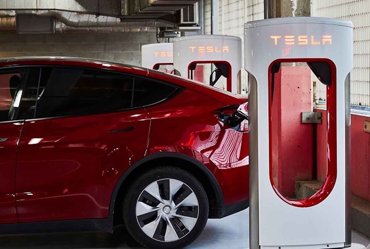 Coche eléctrico cargando. Los fabricantes de coches no cumplirán los objetivos climáticos / Foto: EP