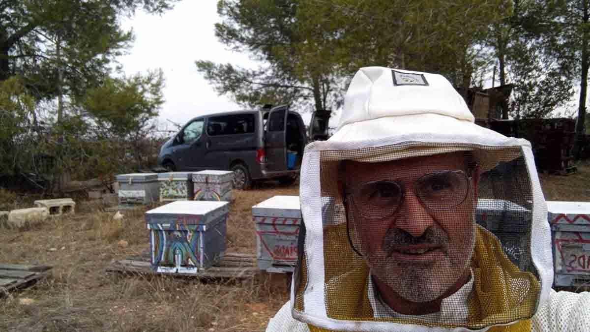 Enric Simó, apicultor. Las abejas mantienen el 76% de la producción de alimentos a nivel mundial /Foto: Ensric Simó - EP
