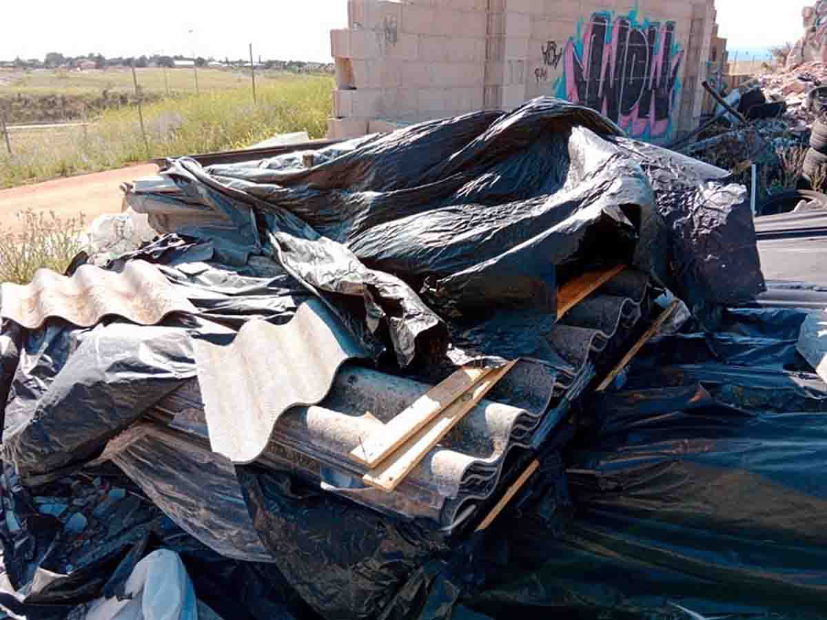 Unos 5.000 kilos de uralita abandonados en un camino público de Alcorcón / Foto: Ecologistas en Acción