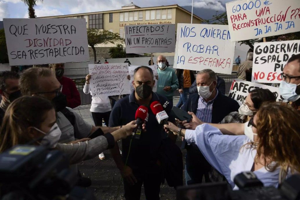 El presidente de la asociación social Volcán Cumbre Vieja, Juan Vicente Rodríguez Leal, ofrece declaraciones en una marcha de protesta por la erupción volcánica de Cumbre Vieja, a 25 de febrero de 2022, en Los Llanos de Aridane, La Palma / Ftoo: