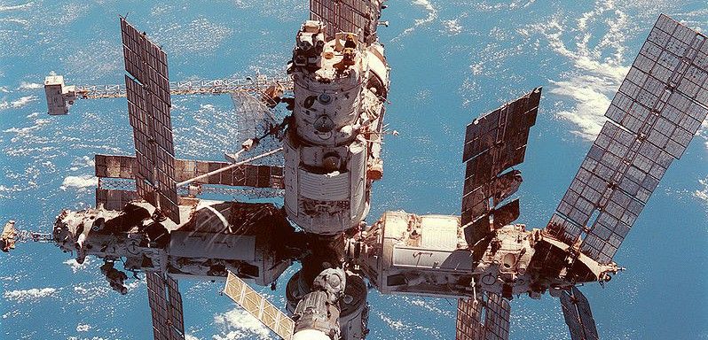 Señales de impacto de restos espaciales a la deriva en la ya desaparecida estación soviética Mir / Foto: Wikimedia