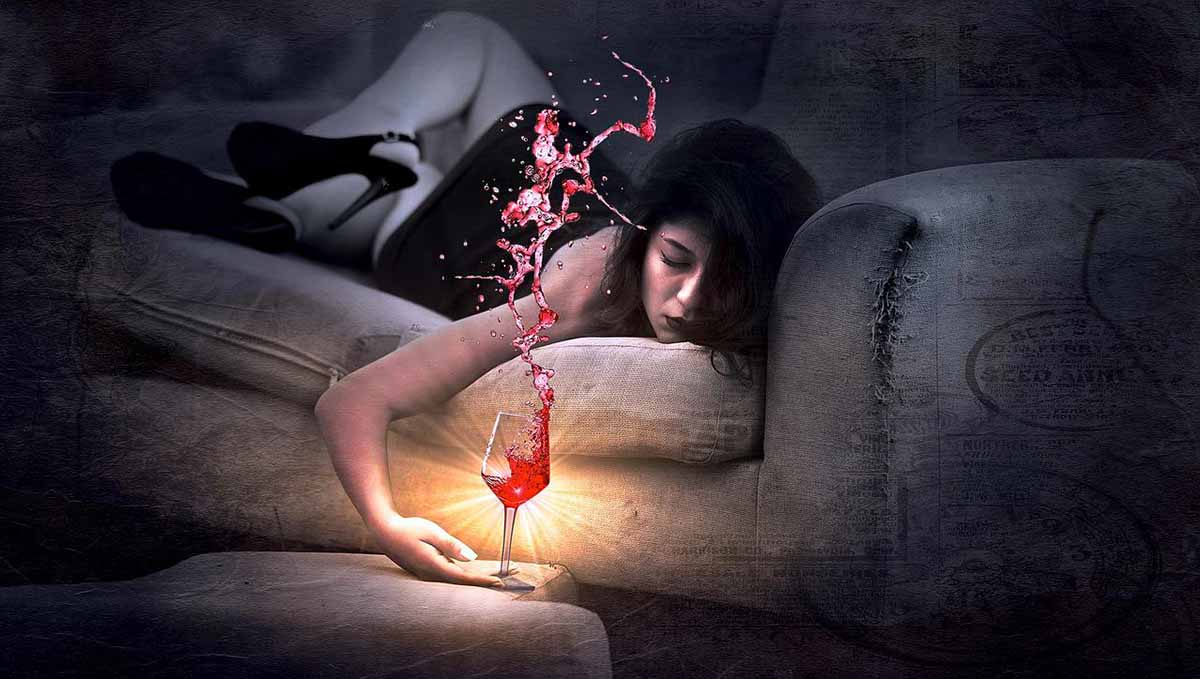 Una joven que representa estar bajo los efectos alcohol. Emborracharse para divertirse / Foto: Stefan Keller - Pixabay