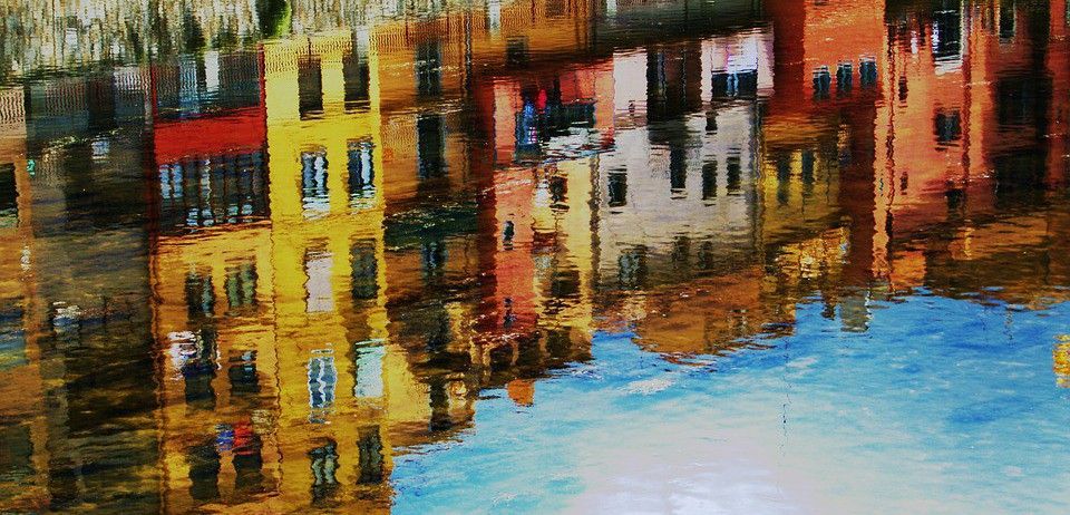 Casas del centro histórico de Girona reflejándose en el río Onyar / Foto: Tiburi