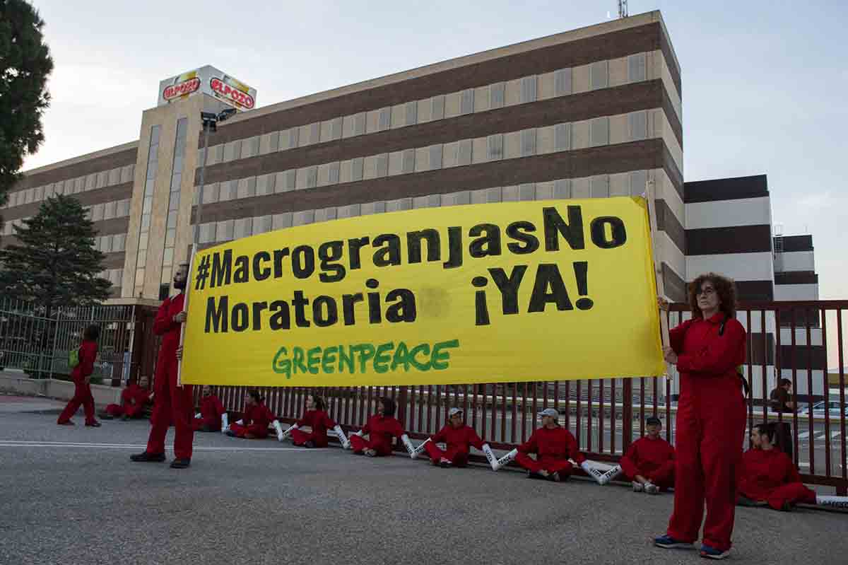 '#MacrogranjasNO, moratoria ¡YA!' . Greenpeace bloquea la entrada a la fábrica El Pozo / Foto: Mario Gómez - Greenpeace