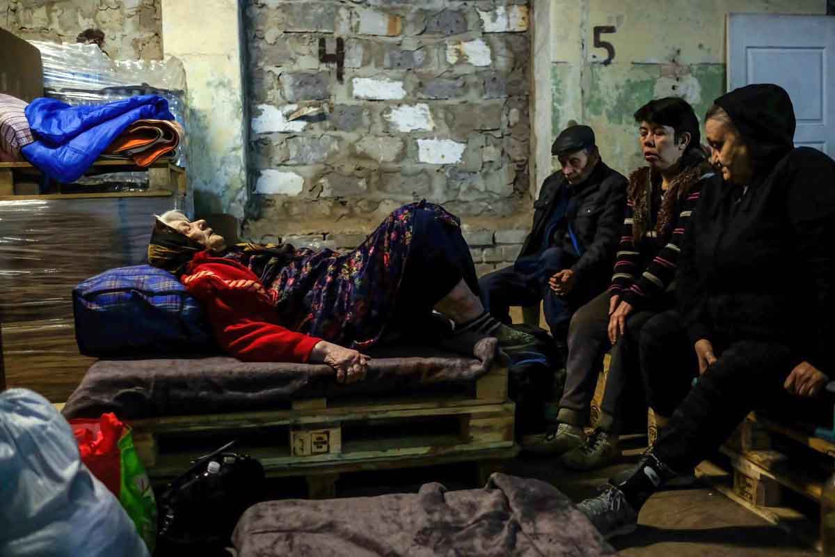 Una mujer herida yace sobre un palé de madera dentro del centro de distribución de ayuda humanitaria de la ciudad de Severodonetsk (Ucrania) / Foto: EP