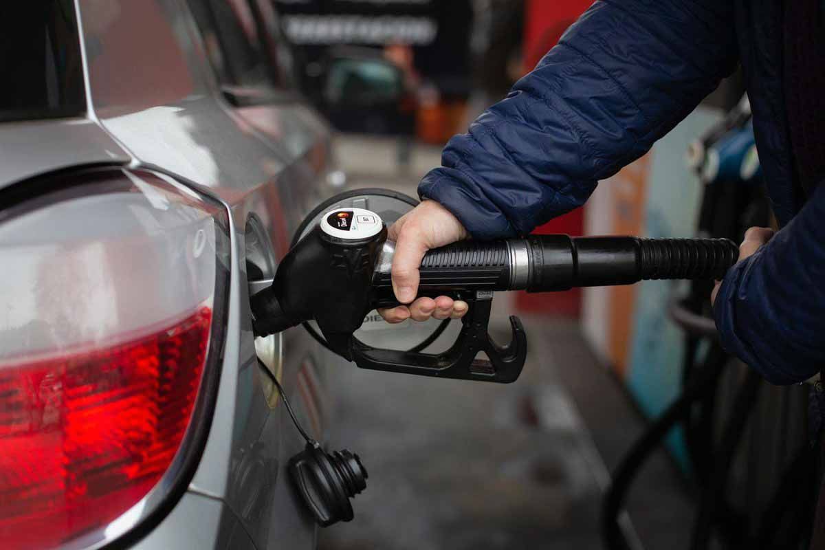 Una mujer pone gasolina a su vehículo en una gasolinera, a 17 de junio, en Madrid, (España). El IPC escala en mayo hasta el 8,7% / Foto: Archivo - EP