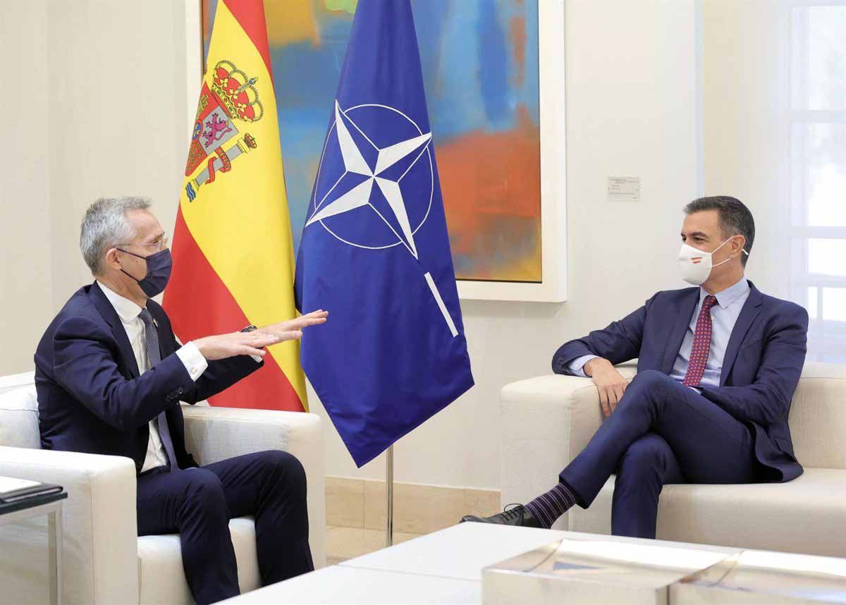 El presidente del Gobierno, Pedro Sánchez, durante una reunión con el secretario general de la OTAN, Jens Stoltenberg, en el Palacio de la Moncloa, a 8 de octubre de 2021 / Foto: Archivo - EP