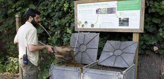 Un trabajador procesando el residuo orgánico / Foto: Zoo de Barcelona