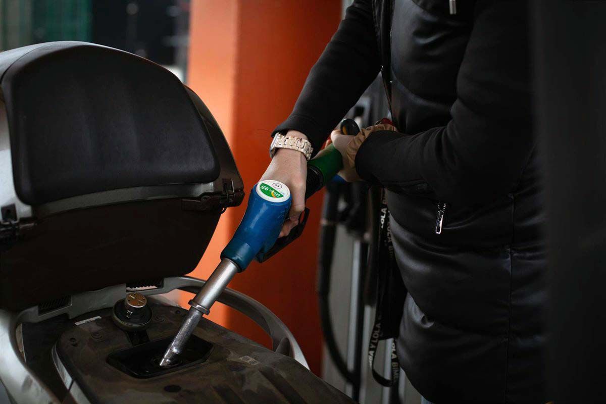 Un hombre reposta gasolina a su moto, en una gasolinera de Barcelona, a 11 de marzo de 2022, en Barcelona, Cataluña (España). El petróleo escala por encima de 124 dólares / Foto: Archivo - EP