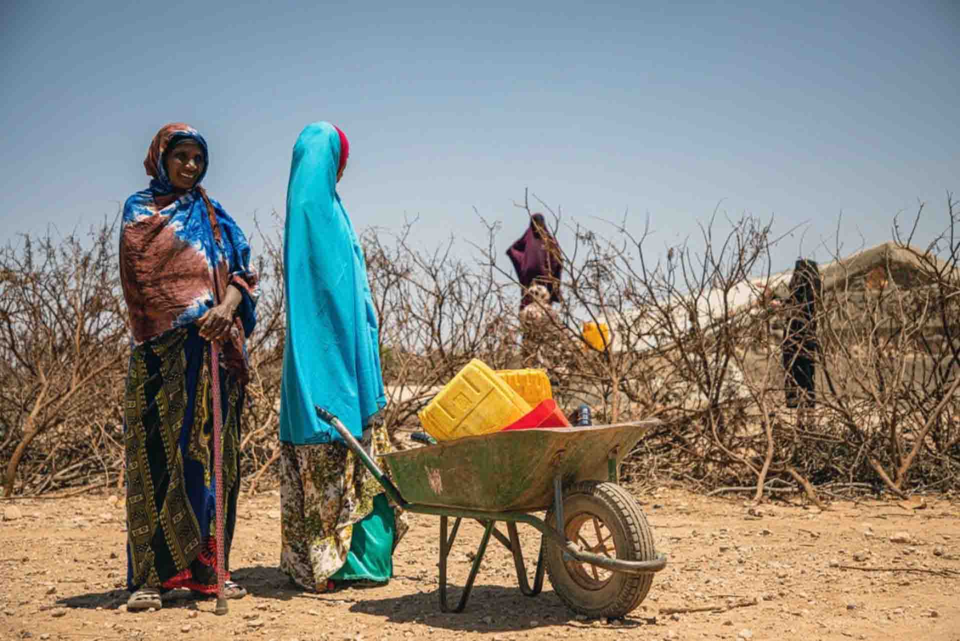 Dos mujeres en un territorio árido. Los desastres causaron casi 24 millones de desplazamientos internos en 2021 / Foto: EP