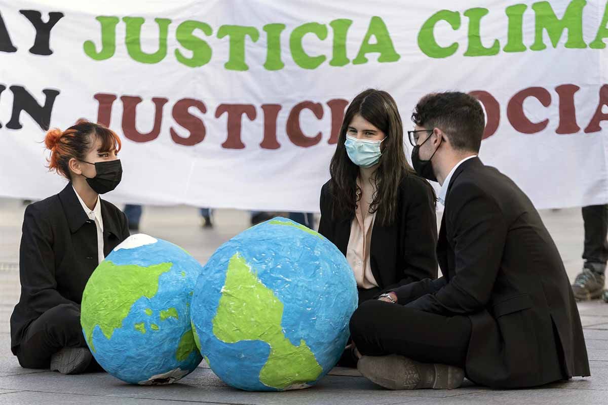 Varias personas participan en una concentración contra el cambio climático de octubre de 2021, en Madrid, (España) / Foto: EP