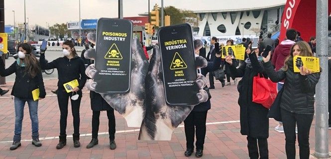 Activistas con pancartas donde se lee mensaje Industria Venenosa / Foto: Setem - EP