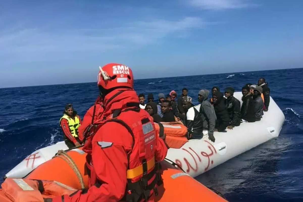 Rescate de una patera por parte de la ONG Salvamento Marítimo Humanitario. Cambio climático / Foto: SMH - Archivo - EP