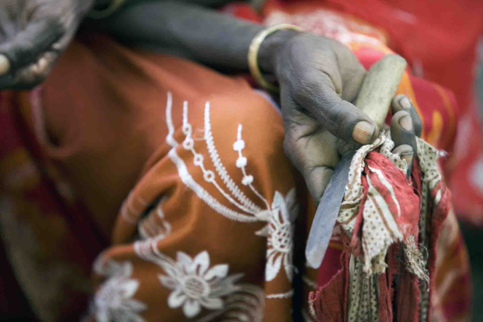 Una mujer sostiene un objeto cortante utilizado para la mutilación genital femenina / Foto: EP