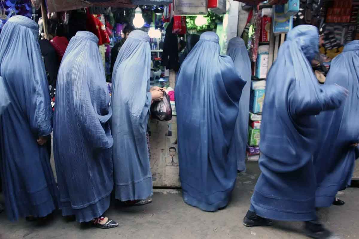 Mujeres con burka en un mercado de Kunduz, en Afganistán / Foto: Archivo - EP