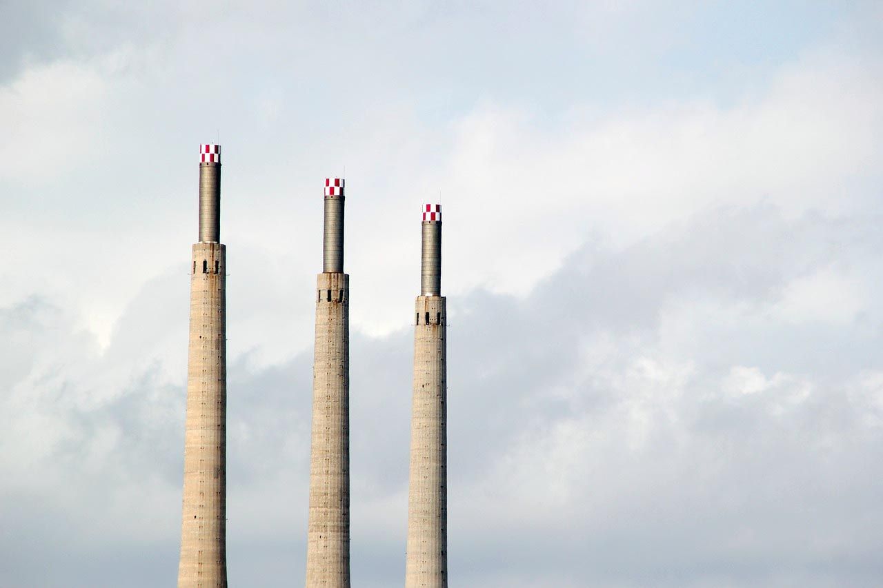 Chimeneas de Badalona, Barcelona. Las emisiones de CO2 aumentaron en España / Foto: Pixabay