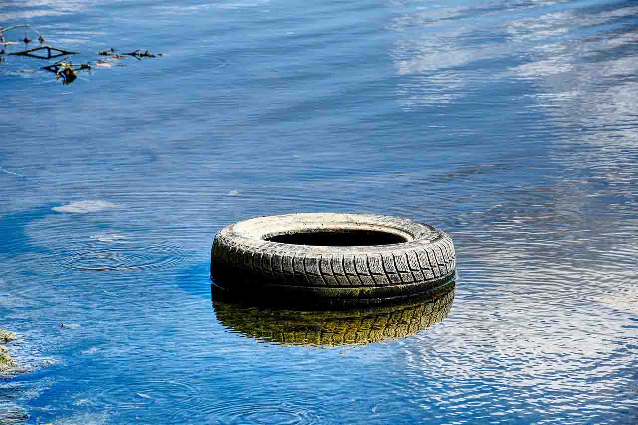 Los neumáticos abandonados que amenazan los mares, los ríos y los océanos / Foto: Pixabay