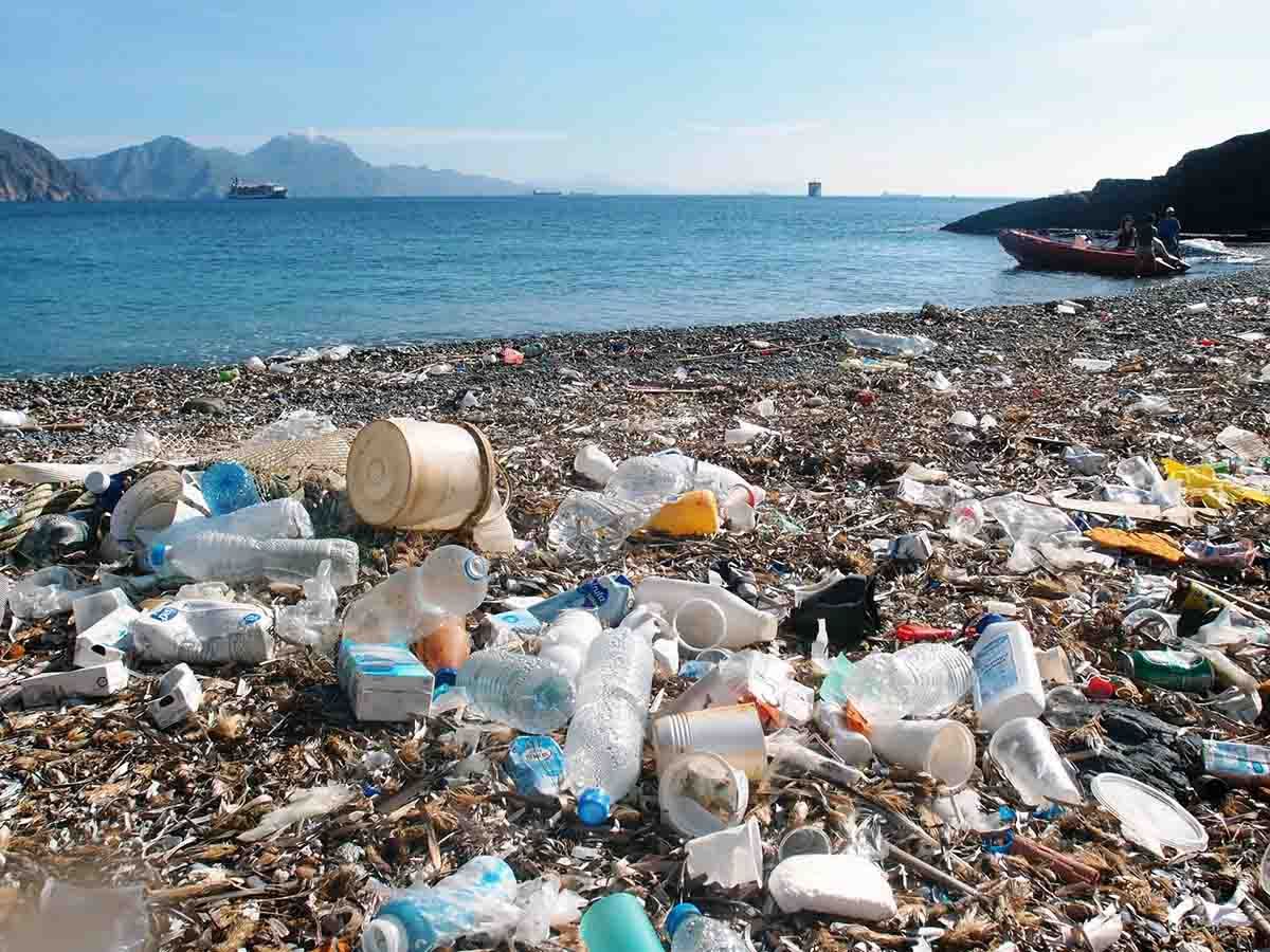 Contaminación del plástico frente a la costa / Foto: EP
