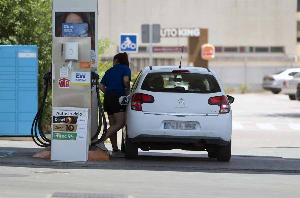 Una mujer reposta en una gasolinera. El precio de la gasolina toca nuevo récord / Foto: EP
