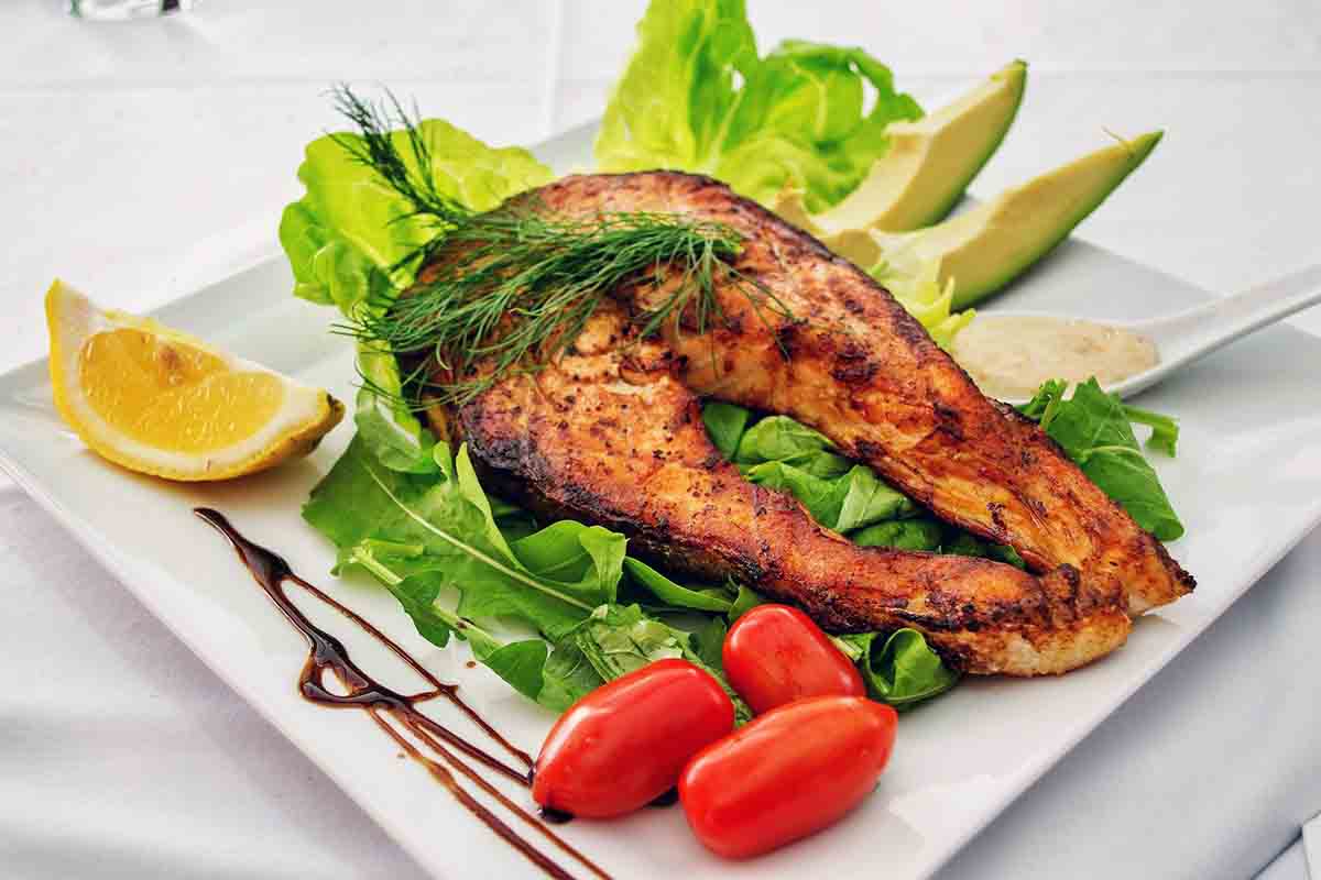 Una dieta sana y equilibrada incluye un consumo moderado de pescado / Foto: Pixabay