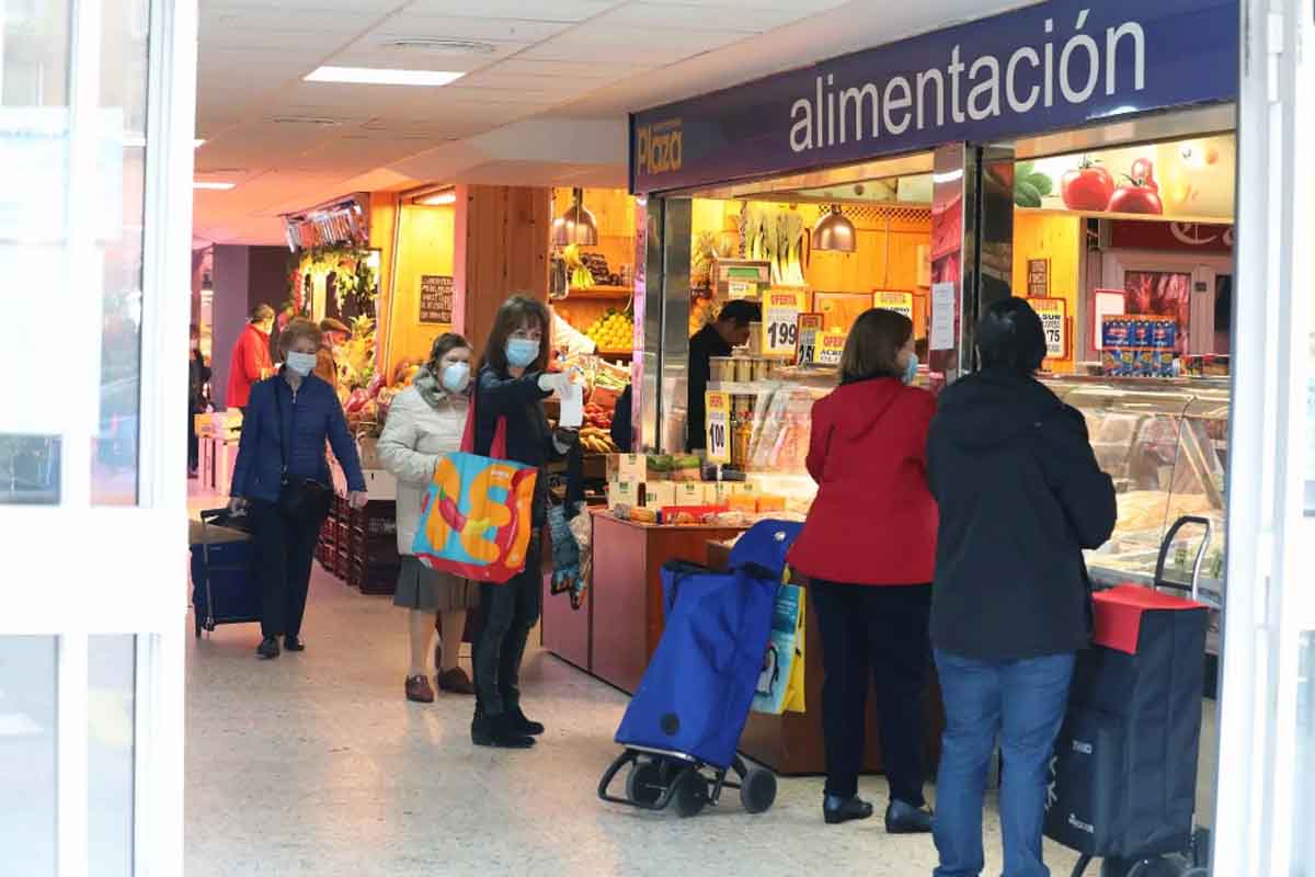 Varias personas compran en un mercado. El IPC sube hasta el 8,7% por las gasolinas y alimentos / Foto: EP