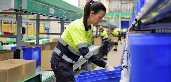 Una trabajadora traslada paquetes en un almacén. Brecha salarial de género / Foto: EP