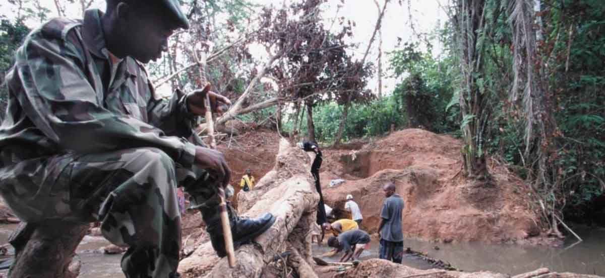 Materias primas críticas para la transición verde. Minas de coltán en la  República del Congo / Foto: EP