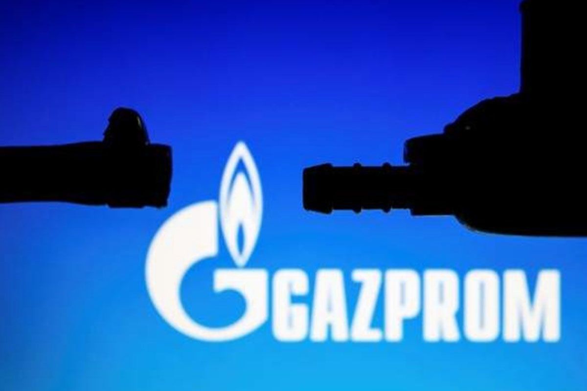 Imagen de archivo del logo de la empresa gasística rusa Gazprom. Las exportaciones de carbón, gas y petróleo han reportado a Rusia ingresos de 93.000 millones de euros en los 100 primeros días de guerra / Foto: EP