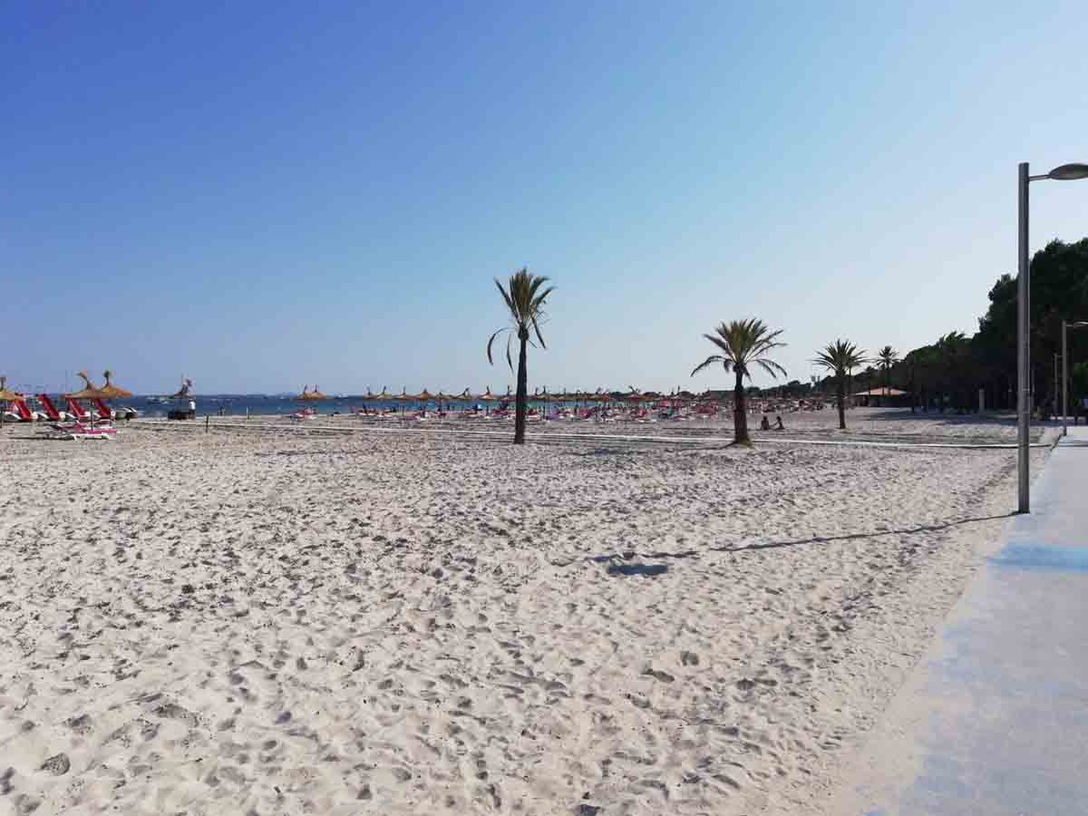 48 banderas negras a las playas que destacan por su contaminación / Foto: EP