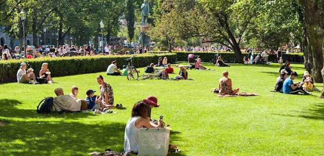 Finlandeses disfrutando del sol en un parque de la capital, Helsinki / Foto: Angelo Giordano