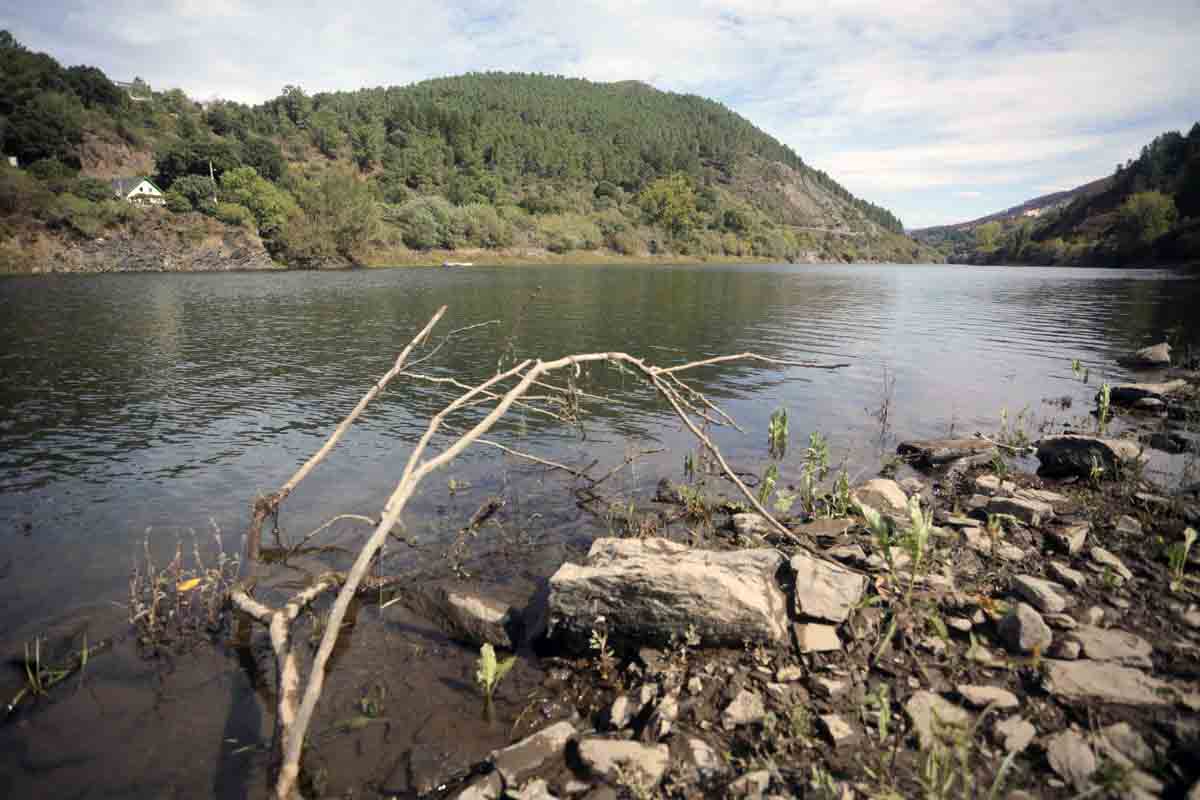 El embalse de San Esteban en la Ribeira Sacra, a 1 de octubre de 2021, en Augas Mestas, Quiroga, Lugo, Galicia, (España). Los embalses bajan hasta el 48,2% de su capacidad / Foto: Archivo - EP