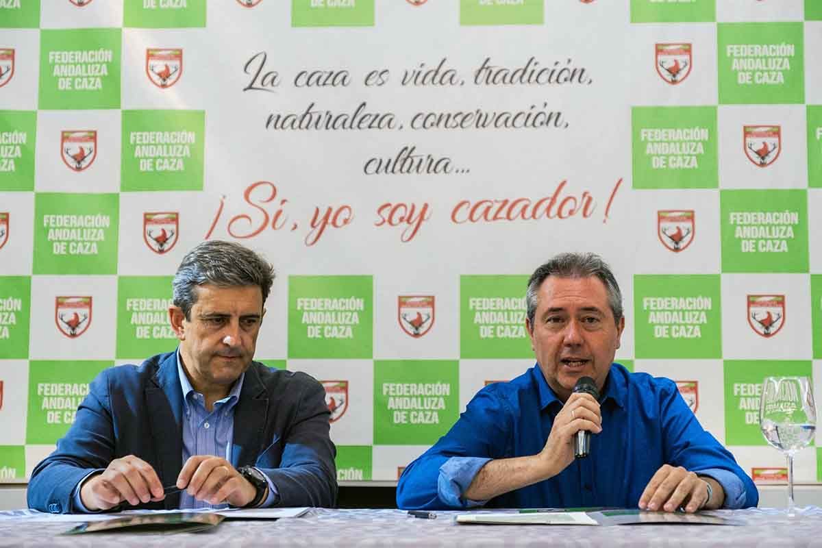 El candidato del PSOE A a la Presidencia de la Junta, Juan Espadas (d), firma el pacto andaluz por la caza en Santa Fe (Granada) / Foto: EP