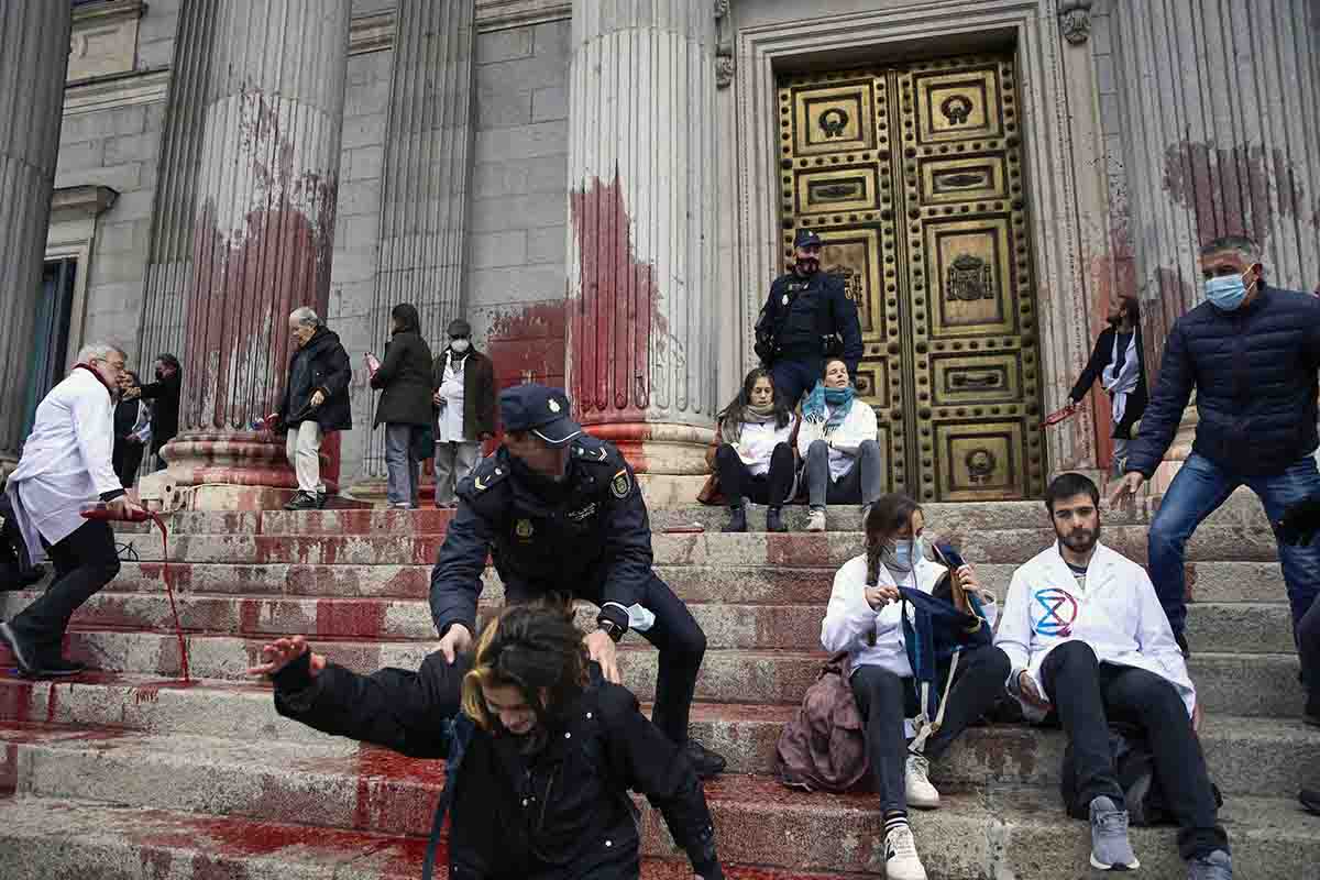 Varios manifestantes son desalojados por la Policía, en una acción de desobediencia para pedir más ambición en la lucha contra el cambio climático. Libertad para los 14 activistas de Rebelión Científica / Foto: Archivo - EP