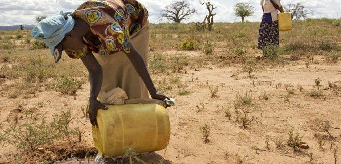 Mujeres recogen agua en la Provincia Oriental de Kenya / Foto: Flore de Preneuf - BM