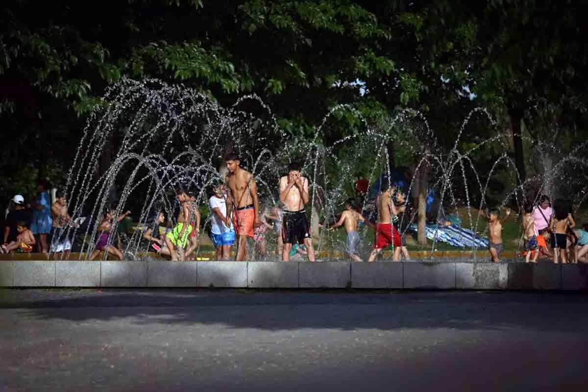 Grupos de personas disfrutan en la fuente transitable en Madrid (España). Olas de calor / Foto: EP