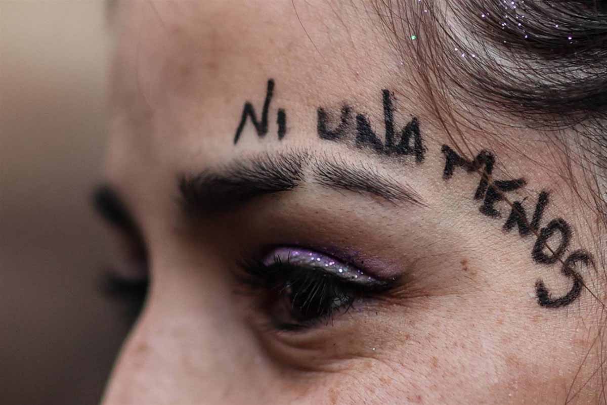 Activismo de datos para vigilar y combatir los feminicidios. Una mujer participa con miles de mujeres en una marcha celebrada el pasado 6 de junio en Buenos Aires, "ni una menos" / Foto: SINC