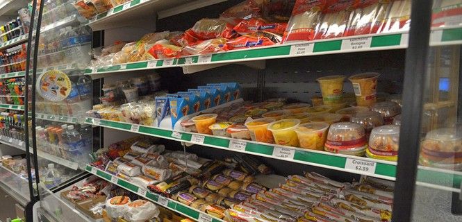 Estanterías refrigeradas de un supermercado / Foto: Pixabay