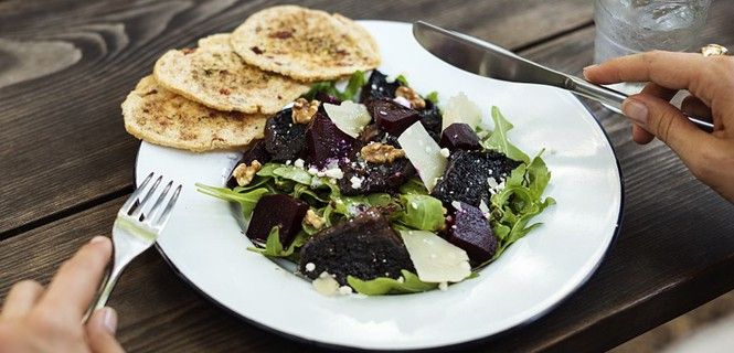 Una persona ingiere un plato de ensalada / Foto: Rawpixel