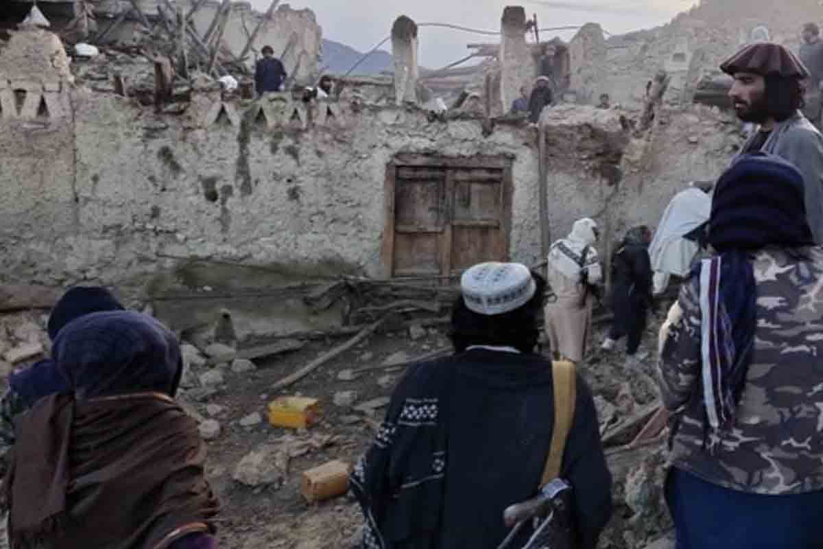 Varias personas tras el terremoto de provincia afgana de Jost, en este de Afnagnistán / Foto: Bakhtar News Agency