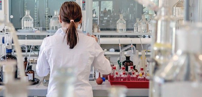 Una investigadora en un laboratorio de análisis / Foto: Michal Jarmoluk