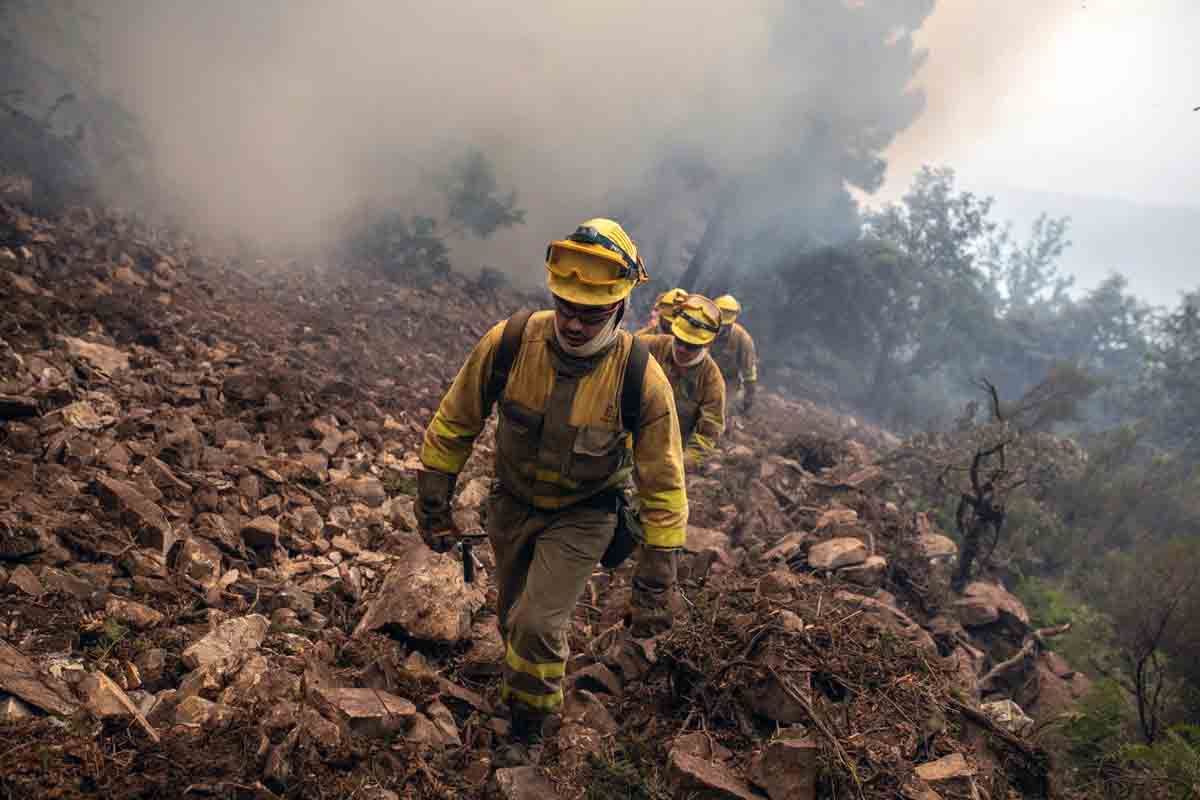 Efectivos de lucha contra incendios en el fuego en la Sierra de la Culebra / Foto: EP