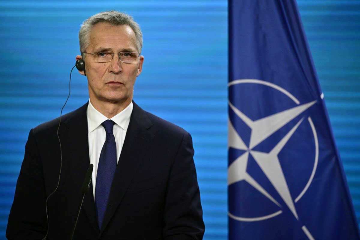 El secretario general de la OTAN, Jens Stoltenberg, con la bandera de la Alianza Atlántica de fondo / Foto: EP