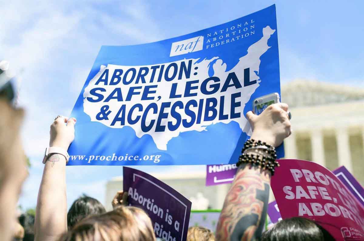 Una pancarta sobre el aborto frente al Tribunal Supremo de EE UU / Foto: EP
